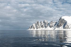 Sonnenlicht auf dem Okshornan-Gebirge auf der Insel Senja in Nordnorwegen