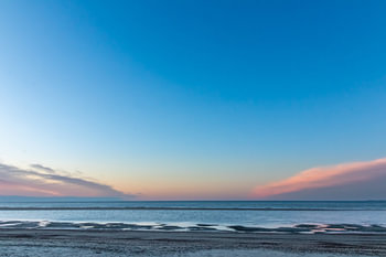 Die Weite des Ozeans mit blauem Abendhimmel