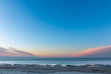 De uitgestrektheid van de oceaan met een blauwe avondlucht van Your Happy Life