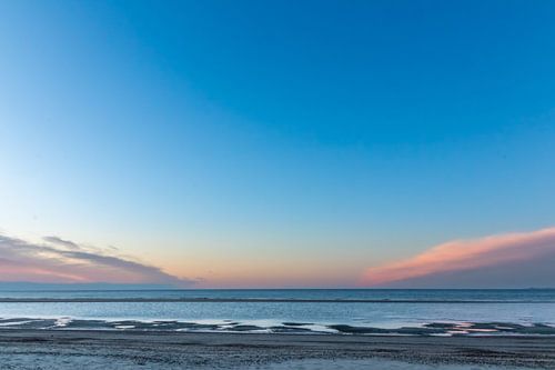 De uitgestrektheid van de oceaan met een blauwe avondlucht