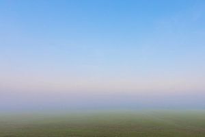 Zonsopkomst in een nevelig landschap bij IJlst in Friesland. Wout Kok One2expose Photography. De nev