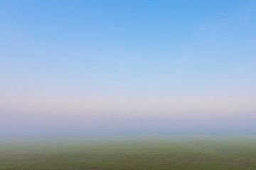 Lever de soleil dans un paysage brumeux près d'IJlst en Frise. Wout Kok One2expose Photography. La b
