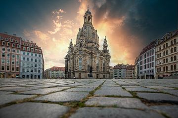 Uitzicht over de Neumarkt naar de Frauenkirche in Dresden van Fotos by Jan Wehnert