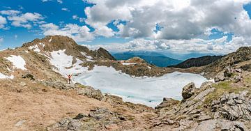 Turquoise bergmeer met sneeuw en ijs bij Pfunders in Zuid-Tirol van Leo Schindzielorz