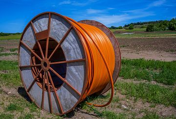 Kabeltrommel met oranje glasvezelkabel
