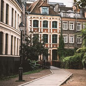 Een klein straatje in Lille in Frankrijk van Bryan Van Tiggelen