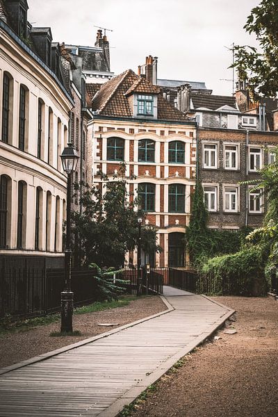 Een klein straatje in Lille in Frankrijk van Bryan Van Tiggelen