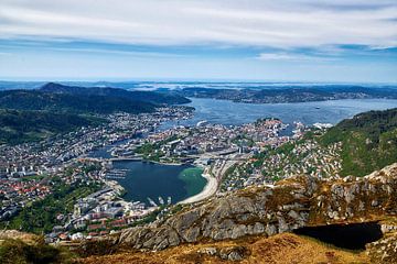 Uitzicht op Bergen in Noorwegen vanaf de berg Ulriken van Stefan Dinse
