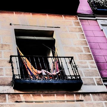 Madrid - Man op balkon van Wout van den Berg