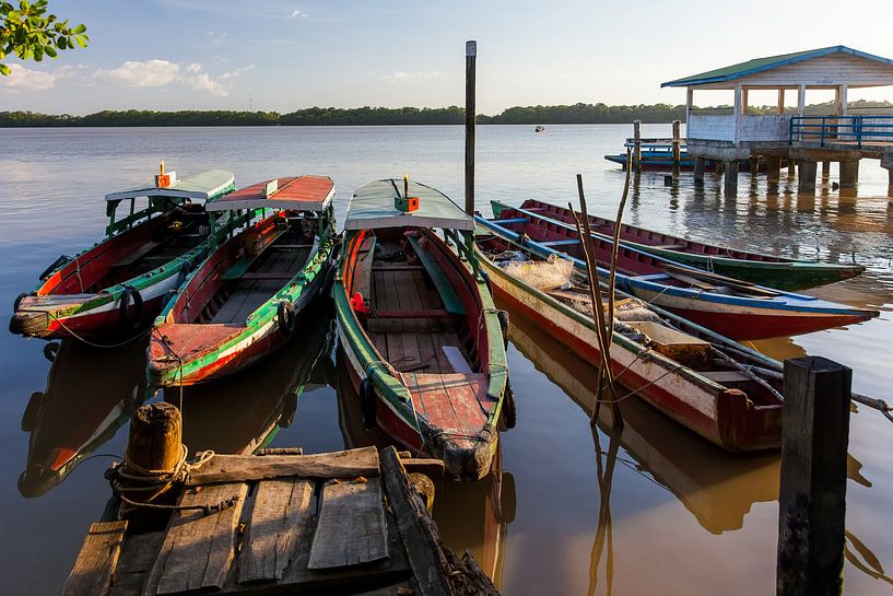 Boten op de Suriname rivier, Suriname van Marcel Bakker