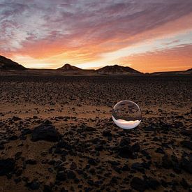 Kristallen bol in een lava landschap van Gerwald Harmsen