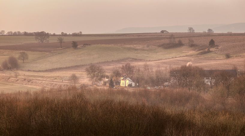 Zonsopkomst boven de Eyserhalte in Zuid-Limburg van John Kreukniet