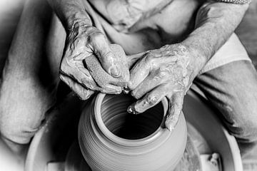 Pottenbakker/keramist  (ambacht in close-up) van Marcel Krol