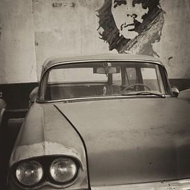 Oldtimer auto in de straten van Havana, Cuba  met Che Guevara op de achtergrond. van Original Mostert Photography