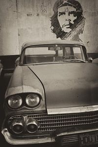 Oldtimer Auto auf den Straßen von Havanna, Kuba mit Che Guevara von Original Mostert Photography