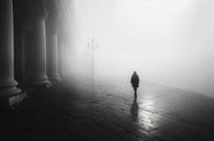 Einsamer Spaziergang im Nebel - Mystische Schwarzweiß-Fotografie von Poster Art Shop Miniaturansicht