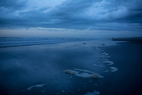 Eenzaam figuur op het strand bij Hoek van Holland van Studio Zwartlicht