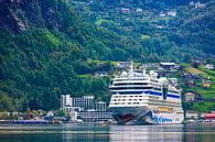 Kreuzfahrtschiff Aida Sol im Geirangerfjord, Norwegen von Henk Meijer Photography Miniaturansicht