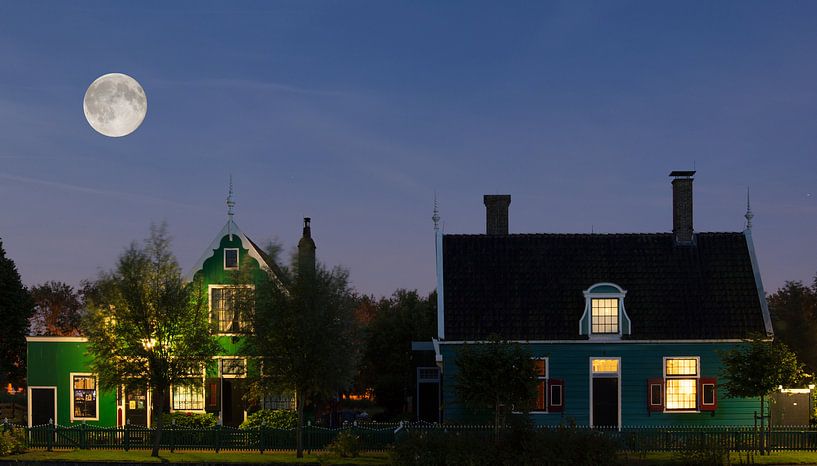 Blue Moon boven de Zaanse Schans van Roelof Foppen