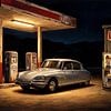 Vintage Citroën DS Tankstellenszene von Jan Keteleer