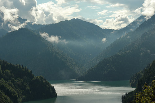 Sonnenreflexe auf einem tiefen Bergsee