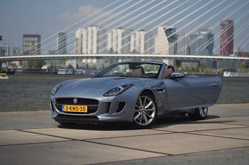 Jaguar F-Type bij de Erasmusbrug in Rotterdam