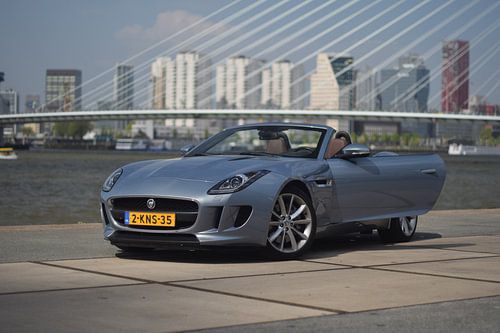 Jaguar F-Type bij de Erasmusbrug in Rotterdam