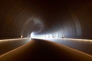 Tunnel sans fin avec virage et éclairage sur Atelier Liesjes