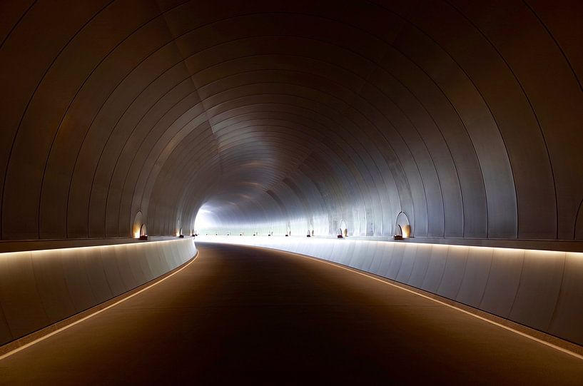 Tunnel sans fin avec virage et éclairage par Atelier Liesjes