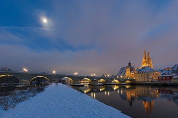 Regensburg, stenen brug met kathedraal bij volle maan in winter met sneeuw van Robert Ruidl