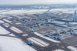 Der Flughafen Schiphol bei winterlichen Bedingungen. von Jaap van den Berg