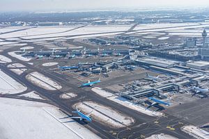 Der Flughafen Schiphol bei winterlichen Bedingungen.