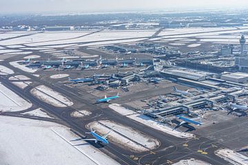 Luchthaven Schiphol in winterse omstandigheden. van Jaap van den Berg