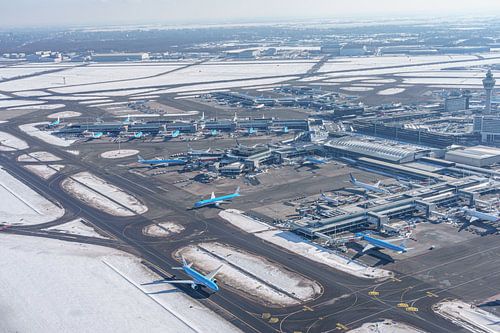 Luchthaven Schiphol in winterse omstandigheden.