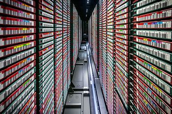 Datenspeicherung auf Bändern; Innere eines IBM Bandroboter mit Hunderten von digitalen Bändern