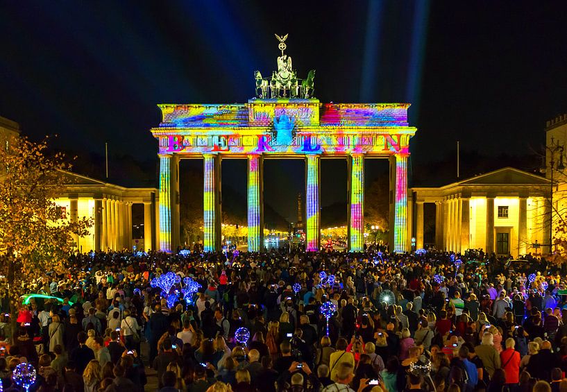 Berlin, Brandenburger Tor in besonderem Licht und überfülltem Pariser  Platz von Frank Herrmann