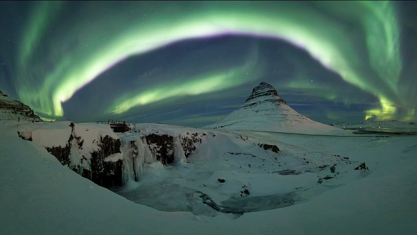 Northern lights over Kirkjufell mountain by Sven Broeckx