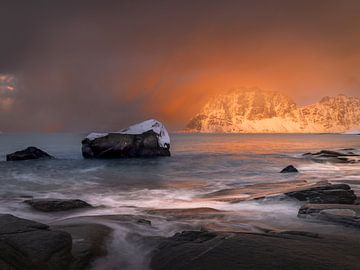 Uttakleiv beach op Lofoten in Noorwegen bij zonsopgang van Andy Luberti