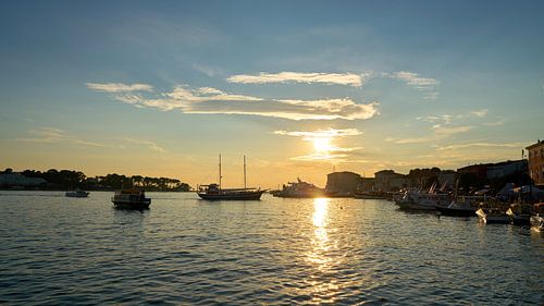 coucher de soleil romantique sur la côte de la ville portuaire de Porec