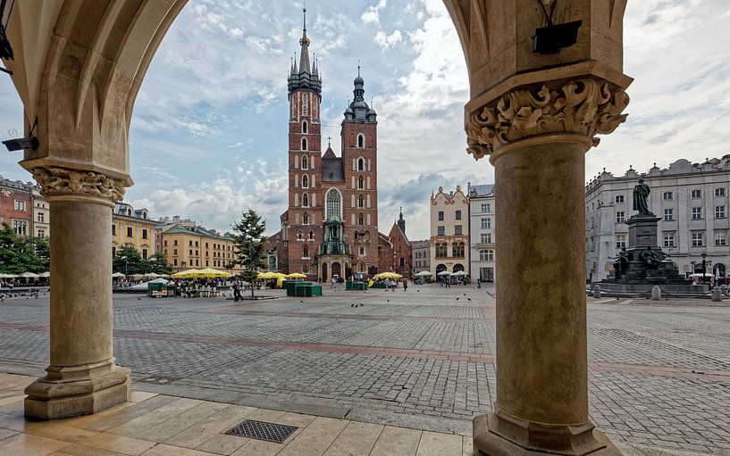 Krakau, Grote Markt met Mariakerk, Polen van Imageditor