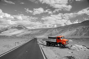 Camion bloqué sur le bord de la route dans la vallée de Nubra, Himalaya, Inde