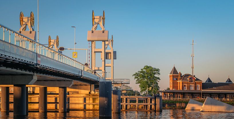 Stadtbrücke und Bahnhof Kampen im goldenen Glanz von Gerrit Veldman