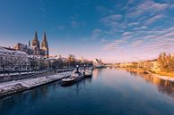 Skyline van Regensburg met kathedraal en stenen brug in gouden ochtendlicht in winter met sneeuw van Robert Ruidl thumbnail
