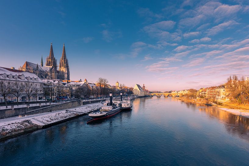 Skyline van Regensburg met kathedraal en stenen brug in gouden ochtendlicht in winter met sneeuw van Robert Ruidl
