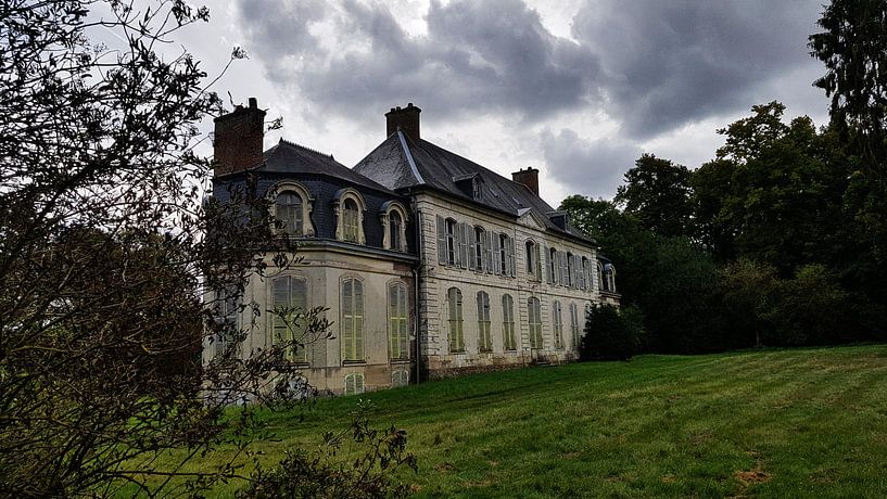The beautiful abandoned château by Edou Hofstra