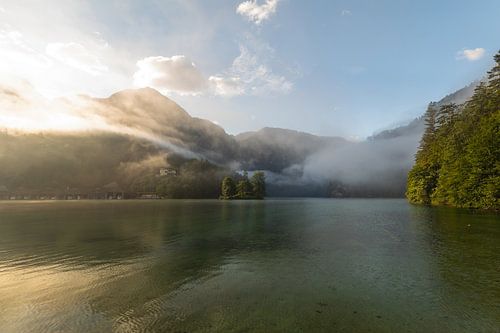 Mystieke ochtend aan de Königssee bij Schönau.
