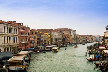 Uitzicht over het water van Venetië. van Berend Kok