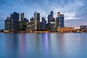 La ligne d'horizon de Singapour après le coucher du soleil