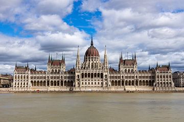 Het Hongaarse parlement in Boedapest aan de Donau van Roland Brack