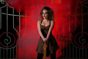 Meisje met gitaar voor rode rook van RIGARDI Photography